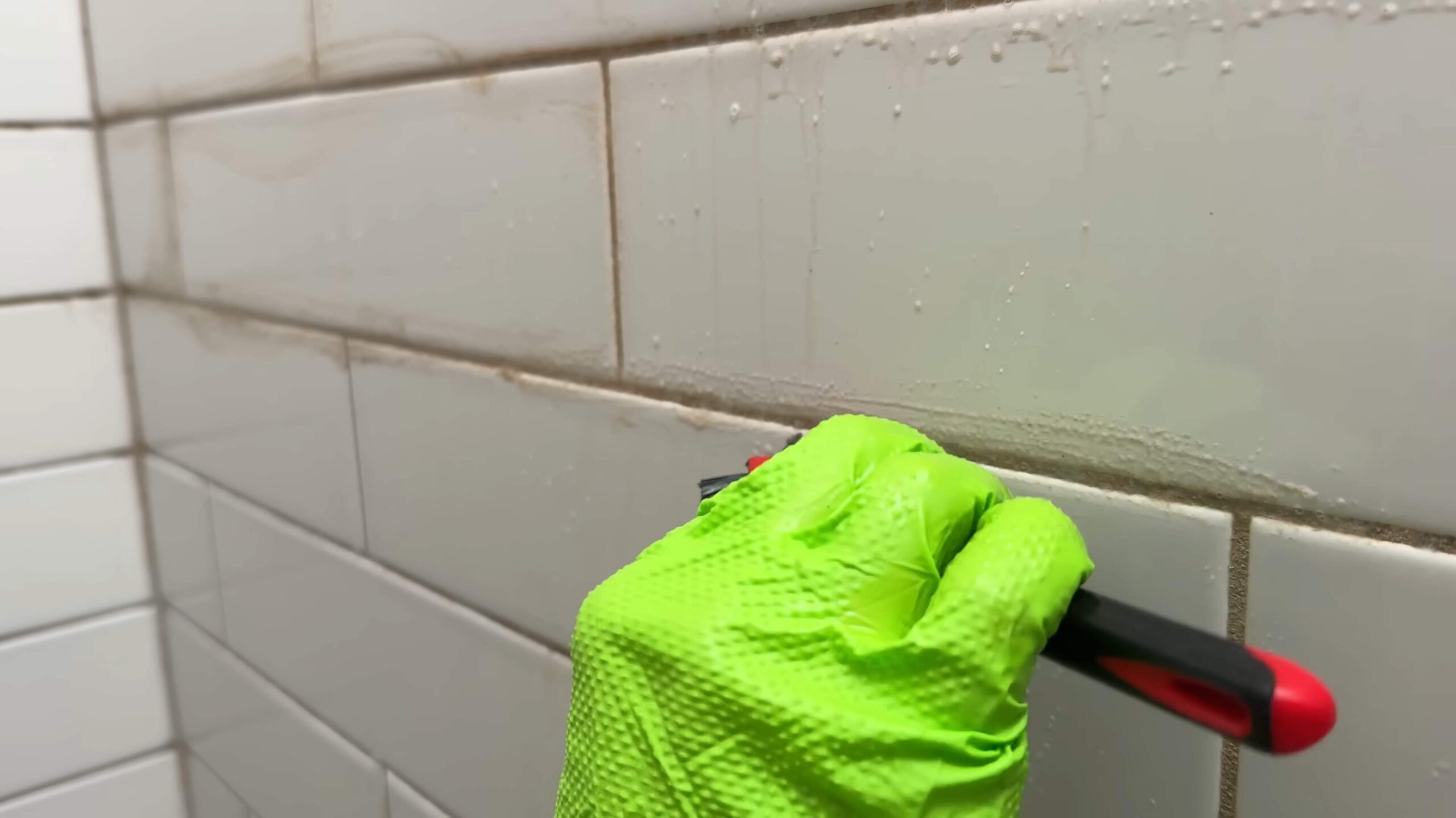 Fugen mit Wasserstoffperoxid reinigen